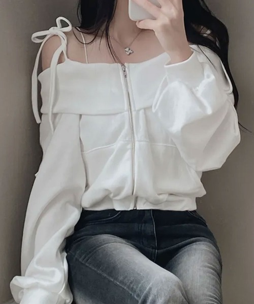 Emilie（エミリー）の「肩紐付き オフショルダー スウェット（スウェット・レディース・アイボリー/ブラック/ライトブルー・FREE）」の14枚目の写真