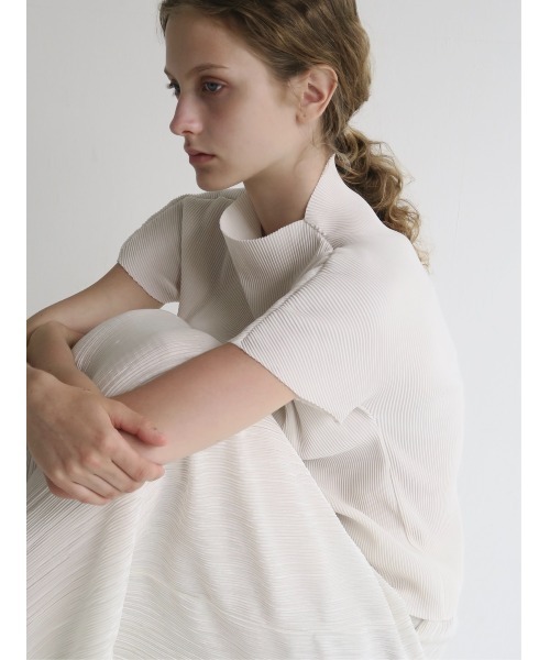 NOWNS(ナウンス)の「Seine | Pleats tops(Tシャツ/カットソー・レディース・アイボリー/グレー/ブラック/ネイビー/ブラウン・FREE)」の16枚目の写真