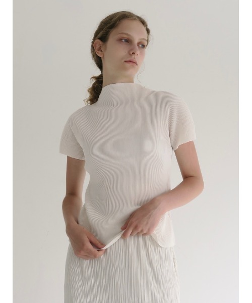 NOWNS(ナウンス)の「Seine | Pleats tops(Tシャツ/カットソー・レディース・アイボリー/グレー/ブラック/ネイビー/ブラウン・FREE)」の15枚目の写真
