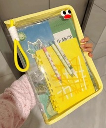 Vini（ヴィニ）の「クリップ付き A4 ジッパー クリア ファイル（ステーショナリー）」