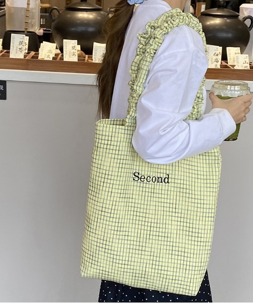 pyornim（ピョルニム）の「【A4サイズ対応】チェック柄 ロゴ刺繍 クシュクシュギャザーハンドル トートバッグ（トートバッグ・レディース・イエロー/ホワイト/ブルー・F）」の3枚目の写真