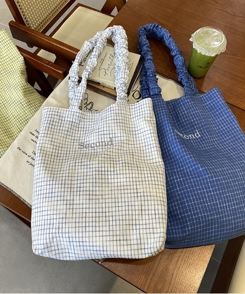 pyornim（ピョルニム）の「【A4サイズ対応】チェック柄 ロゴ刺繍 クシュクシュギャザーハンドル トートバッグ（トートバッグ・レディース・イエロー/ホワイト/ブルー・F）」の4枚目の写真