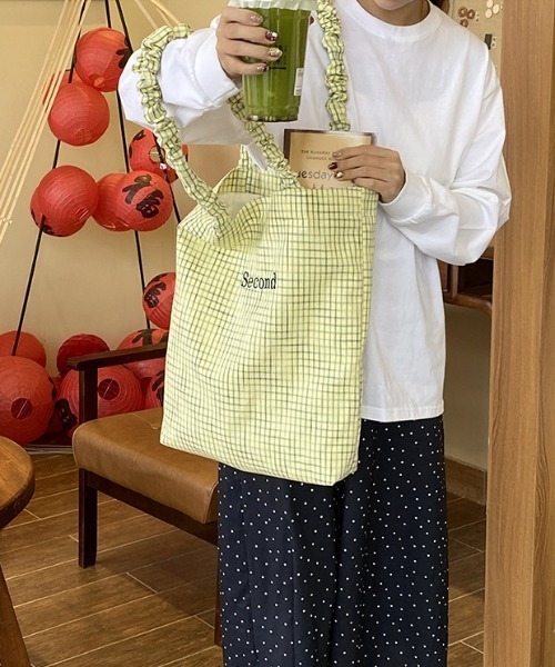 pyornim（ピョルニム）の「【A4サイズ対応】チェック柄 ロゴ刺繍 クシュクシュギャザーハンドル トートバッグ（トートバッグ・レディース・イエロー/ホワイト/ブルー・F）」の18枚目の写真