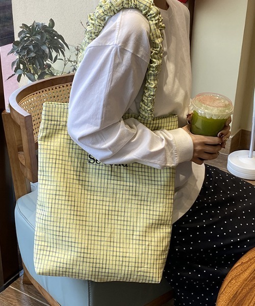 pyornim（ピョルニム）の「【A4サイズ対応】チェック柄 ロゴ刺繍 クシュクシュギャザーハンドル トートバッグ（トートバッグ・レディース・イエロー/ホワイト/ブルー・F）」の19枚目の写真