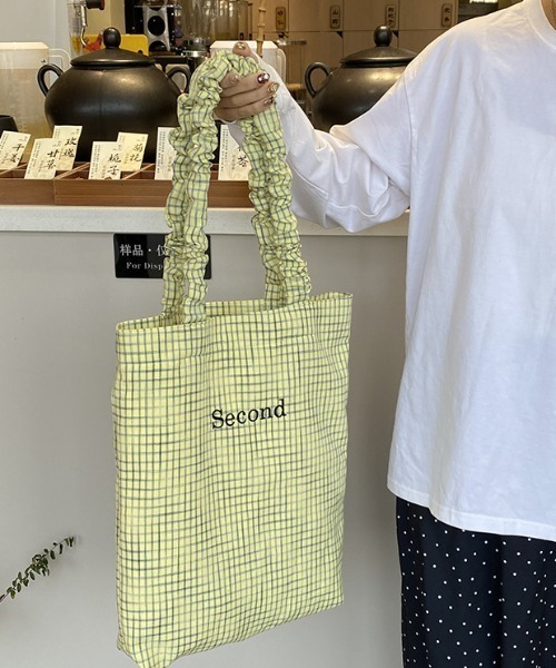 pyornim（ピョルニム）の「【A4サイズ対応】チェック柄 ロゴ刺繍 クシュクシュギャザーハンドル トートバッグ（トートバッグ・レディース・イエロー/ホワイト/ブルー・F）」の10枚目の写真