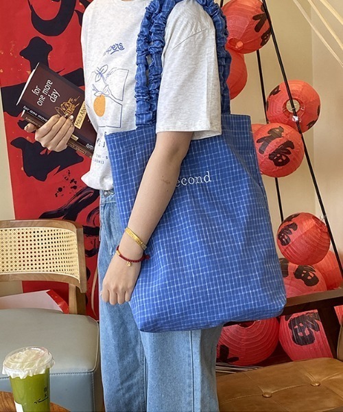 pyornim（ピョルニム）の「【A4サイズ対応】チェック柄 ロゴ刺繍 クシュクシュギャザーハンドル トートバッグ（トートバッグ・レディース・イエロー/ホワイト/ブルー・F）」の15枚目の写真