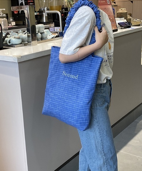 pyornim（ピョルニム）の「【A4サイズ対応】チェック柄 ロゴ刺繍 クシュクシュギャザーハンドル トートバッグ（トートバッグ・レディース・イエロー/ホワイト/ブルー・F）」の14枚目の写真