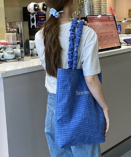 pyornim（ピョルニム）の「【A4サイズ対応】チェック柄 ロゴ刺繍 クシュクシュギャザーハンドル トートバッグ（トートバッグ・レディース・イエロー/ホワイト/ブルー・F）」の12枚目の写真