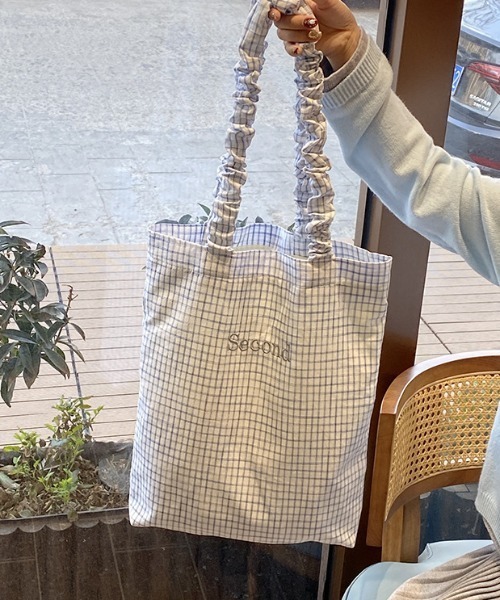pyornim（ピョルニム）の「【A4サイズ対応】チェック柄 ロゴ刺繍 クシュクシュギャザーハンドル トートバッグ（トートバッグ・レディース・イエロー/ホワイト/ブルー・F）」の11枚目の写真