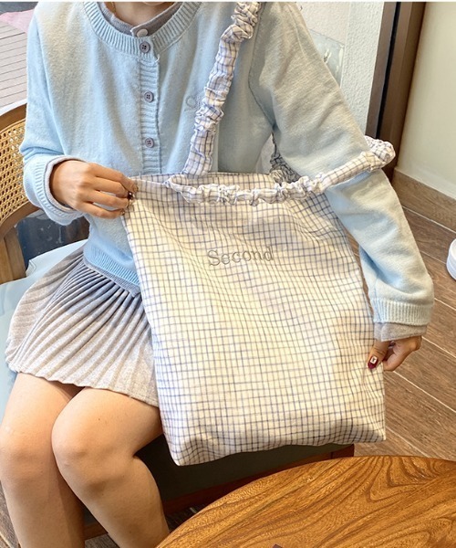 pyornim（ピョルニム）の「【A4サイズ対応】チェック柄 ロゴ刺繍 クシュクシュギャザーハンドル トートバッグ（トートバッグ・レディース・イエロー/ホワイト/ブルー・F）」の22枚目の写真