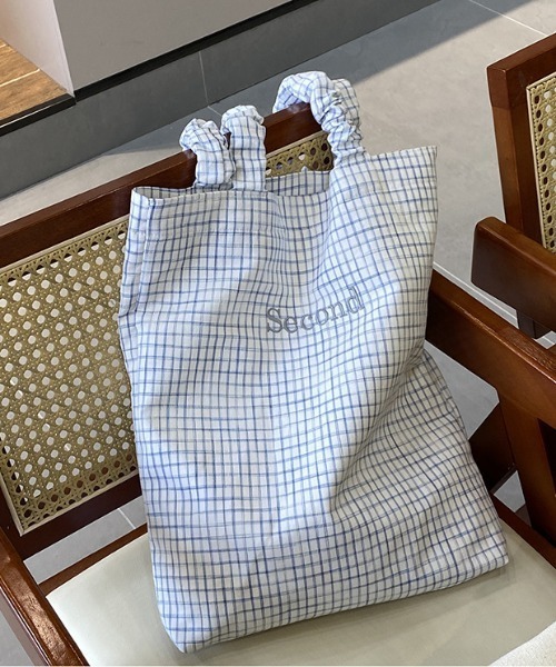 pyornim（ピョルニム）の「【A4サイズ対応】チェック柄 ロゴ刺繍 クシュクシュギャザーハンドル トートバッグ（トートバッグ・レディース・イエロー/ホワイト/ブルー・F）」の6枚目の写真