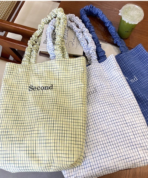pyornim（ピョルニム）の「【A4サイズ対応】チェック柄 ロゴ刺繍 クシュクシュギャザーハンドル トートバッグ（トートバッグ・レディース・イエロー/ホワイト/ブルー・F）」の7枚目の写真