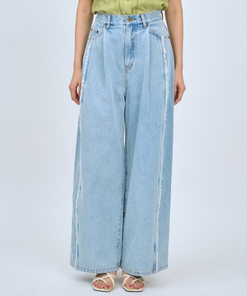 AND COUTURE(アンドクチュール)の「フリンジラインワイドデニムパンツ(デニムパンツ・レディース・ブルー/ライトブルー・SMALL/MEDIUM)」の4枚目の写真