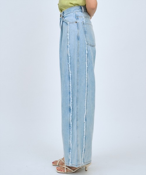 AND COUTURE(アンドクチュール)の「フリンジラインワイドデニムパンツ(デニムパンツ・レディース・ブルー/ライトブルー・SMALL/MEDIUM)」の3枚目の写真
