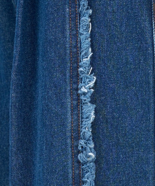 AND COUTURE(アンドクチュール)の「フリンジラインワイドデニムパンツ(デニムパンツ・レディース・ブルー/ライトブルー・SMALL/MEDIUM)」の11枚目の写真