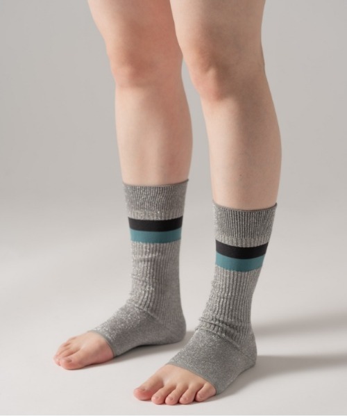 The Role design(ザロールデザイン)の「【 The Role design / ザ・ロールデザイン 】 HEEL RIB LINE LEGGINGS WOMEN / ヒールリブラインレギンス ウィメンズ(ソックス/靴下・レディース・シルバー/オレンジ/ゴールド・FREE)」の2枚目の写真