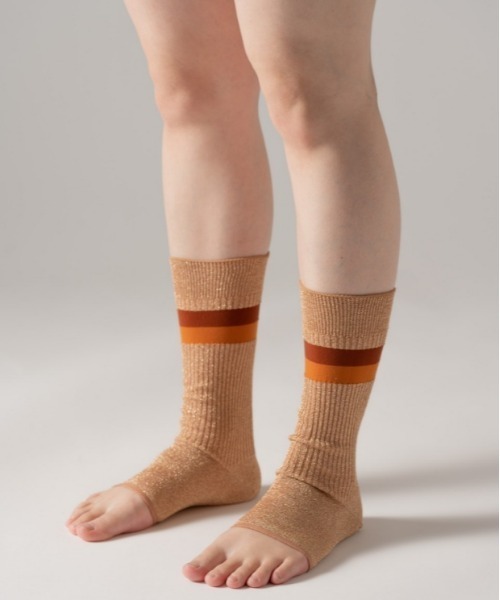The Role design(ザロールデザイン)の「【 The Role design / ザ・ロールデザイン 】 HEEL RIB LINE LEGGINGS WOMEN / ヒールリブラインレギンス ウィメンズ(ソックス/靴下・レディース・シルバー/オレンジ/ゴールド・FREE)」の4枚目の写真