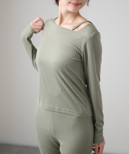 DAYRA(デイラ)の「ストラップデザイン アシンメトリー 長袖 リブ トップス(Tシャツ/カットソー・レディース・ブラック/チャコールグレー/グリーン・FREE/S)」の3枚目の写真