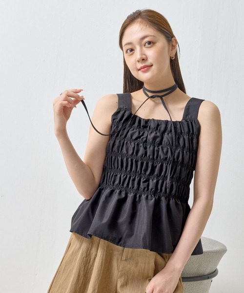 en CAnAF（エンカナフ）の「【トレンド感をプラス】チョーカーひも付き シャーリングペプラムトップス（タンクトップ・レディース・ブラウン/ブラック/オフホワイト/ブルー・フリー）」の10枚目の写真