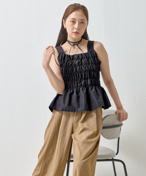 en CAnAF（エンカナフ）の「【トレンド感をプラス】チョーカーひも付き シャーリングペプラムトップス（タンクトップ・レディース・ブラウン/ブラック/オフホワイト/ブルー・フリー）」の12枚目の写真