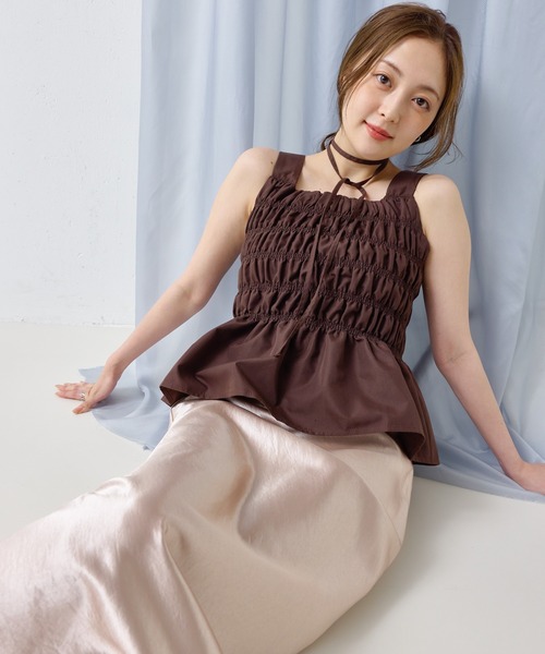 en CAnAF（エンカナフ）の「【トレンド感をプラス】チョーカーひも付き シャーリングペプラムトップス（タンクトップ・レディース・ブラウン/ブラック/オフホワイト/ブルー・フリー）」の17枚目の写真