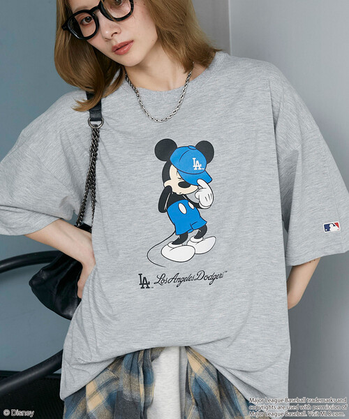PUBLUX(パブリュクス)の「PUBLUX/パブリュクス MLB/MICKEY MOUSE/別注 プリント Tシャツ 限定展開(Tシャツ/カットソー・メンズ・ナチュラル/ライトグレー/オフホワイト/その他1/ホワイト/グレー・MEDIUM/SMALL/LARGE)」の4枚目の写真