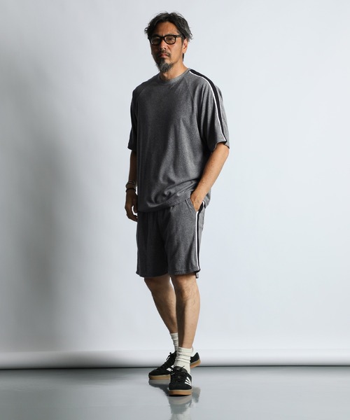 The DUFFER of ST.GEORGE(ザダファーオブセントジョージ)の「PILE LINE RAGLAN TEE:セットアップ対応 サイドライン ミニパイルTEE / タオル地 / ラグランスリーブ / スポーティーミックス / イージーウェア(Tシャツ/カットソー・メンズ・ライトグレー/チャコールグレー・X-LARGE/LARGE/MEDIUM)」の4枚目の写真