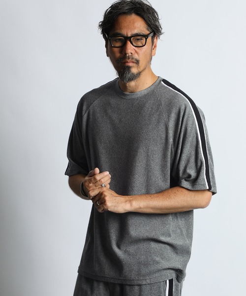 The DUFFER of ST.GEORGE(ザダファーオブセントジョージ)の「PILE LINE RAGLAN TEE:セットアップ対応 サイドライン ミニパイルTEE / タオル地 / ラグランスリーブ / スポーティーミックス / イージーウェア(Tシャツ/カットソー・メンズ・ライトグレー/チャコールグレー・X-LARGE/LARGE/MEDIUM)」の3枚目の写真
