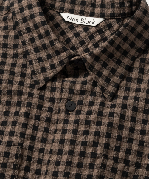NONBLANK(ノンブランク)の「ギンガムチェッククロップHSシャツ_DARK BEIGE(シャツ/ブラウス・メンズ・ダークベージュ・SMALL/MEDIUM/LARGE/X-LARGE)」の4枚目の写真