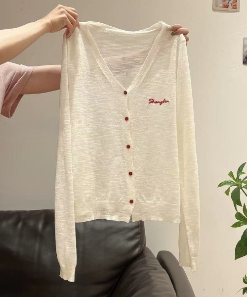 Ritzy(リッツィー)の「シアー透け編み 赤ボタン&刺繍 V ネックカーディガン(カーディガン/ボレロ・レディース・ホワイト・FREE)」の6枚目の写真