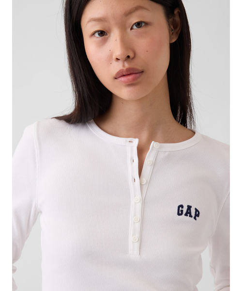 GAP(ギャップ)の「リブ GAPロゴ ヘンリーネックTシャツ(Tシャツ/カットソー・レディース・ブラウン/ブラック/ネイビー/ホワイト・L/XS/XXS/XL/M/S)」の13枚目の写真