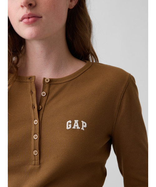 GAP(ギャップ)の「リブ GAPロゴ ヘンリーネックTシャツ(Tシャツ/カットソー・レディース・ブラウン/ブラック/ネイビー/ホワイト・L/XS/XXS/XL/M/S)」の14枚目の写真