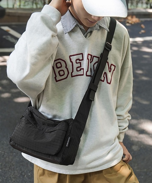 WESTBOY(ウエストボーイ)の「Y2K リップストップナイロン ショルダーバッグ WO26W2BG12(ショルダーバッグ・メンズ・グレー/ブラック・FREE)」の3枚目の写真