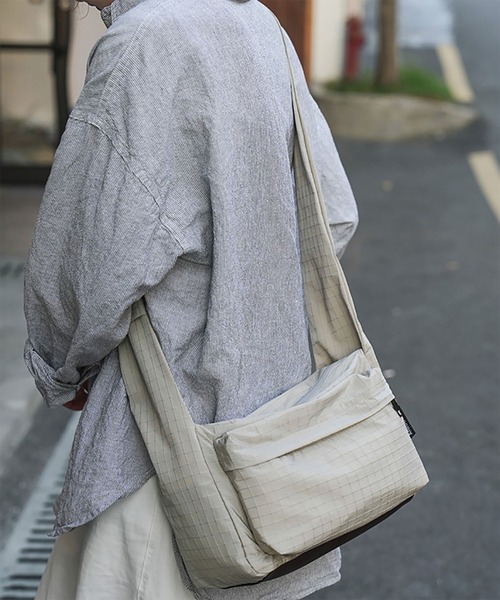 WESTBOY(ウエストボーイ)の「Y2K リップストップナイロン ショルダーバッグ WO26W2BG12(ショルダーバッグ・メンズ・グレー/ブラック・FREE)」の10枚目の写真
