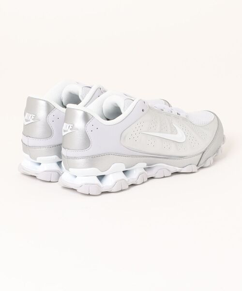 NIKE（ナイキ）の「NIKE ナイキ W REAX 8 NSW SL レディーススニーカー トレーニングシューズ(ウィメンズリアックス8NSWSL) IR1458-005 メタリックシルバー/ホワイト（スニーカー・レディース・ホワイト系その他・22.5cm/23.0cm/23.5cm/24.0cm/24.5cm/25.0cm）」の2枚目の写真