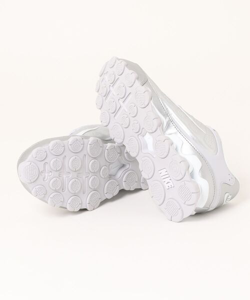 NIKE（ナイキ）の「NIKE ナイキ W REAX 8 NSW SL レディーススニーカー トレーニングシューズ(ウィメンズリアックス8NSWSL) IR1458-005 メタリックシルバー/ホワイト（スニーカー・レディース・ホワイト系その他・22.5cm/23.0cm/23.5cm/24.0cm/24.5cm/25.0cm）」の3枚目の写真
