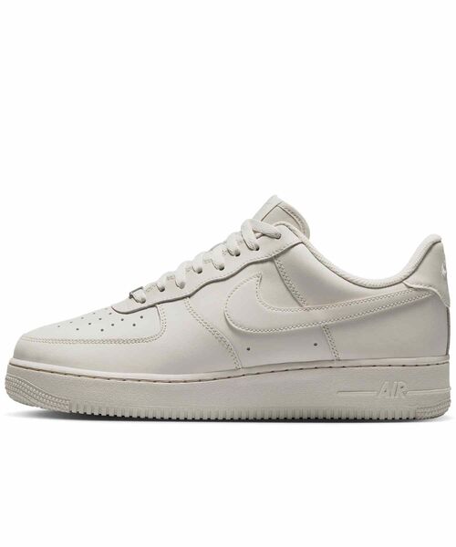 NIKE(ナイキ)の「ナイキ エア フォース 1 '07 メンズシューズ / Nike Air Force 1 '07 Men's Shoes IH1698-003 Light Bone(スニーカー・メンズ・オフホワイト・27/27.5/28/28.5/29/29.5/24/24.5/25/25.5/26/26.5/30)」の1枚目の写真