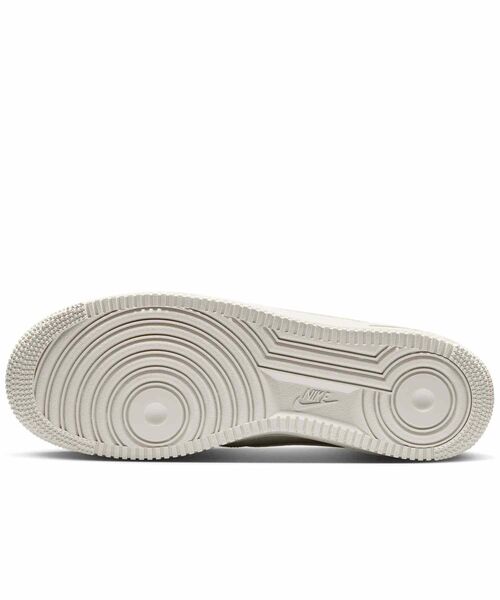 NIKE(ナイキ)の「ナイキ エア フォース 1 '07 メンズシューズ / Nike Air Force 1 '07 Men's Shoes IH1698-003 Light Bone(スニーカー・メンズ・オフホワイト・27/27.5/28/28.5/29/29.5/24/24.5/25/25.5/26/26.5/30)」の2枚目の写真
