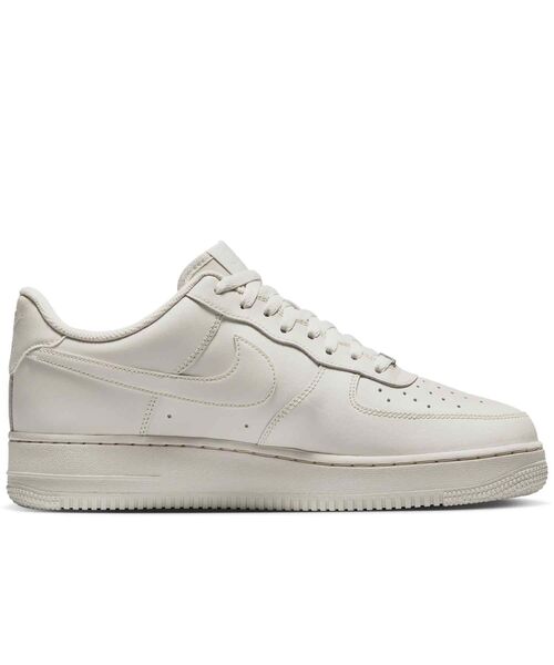 NIKE(ナイキ)の「ナイキ エア フォース 1 '07 メンズシューズ / Nike Air Force 1 '07 Men's Shoes IH1698-003 Light Bone(スニーカー・メンズ・オフホワイト・27/27.5/28/28.5/29/29.5/24/24.5/25/25.5/26/26.5/30)」の3枚目の写真