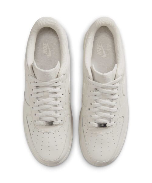 NIKE(ナイキ)の「ナイキ エア フォース 1 '07 メンズシューズ / Nike Air Force 1 '07 Men's Shoes IH1698-003 Light Bone(スニーカー・メンズ・オフホワイト・27/27.5/28/28.5/29/29.5/24/24.5/25/25.5/26/26.5/30)」の4枚目の写真