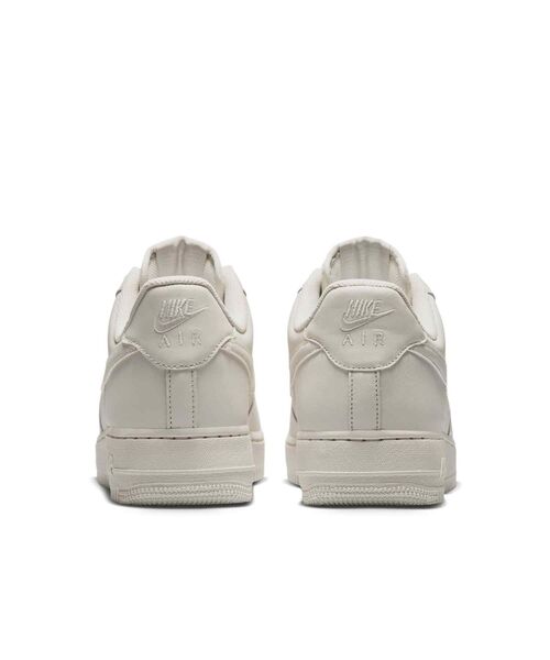 NIKE(ナイキ)の「ナイキ エア フォース 1 '07 メンズシューズ / Nike Air Force 1 '07 Men's Shoes IH1698-003 Light Bone(スニーカー・メンズ・オフホワイト・27/27.5/28/28.5/29/29.5/24/24.5/25/25.5/26/26.5/30)」の6枚目の写真