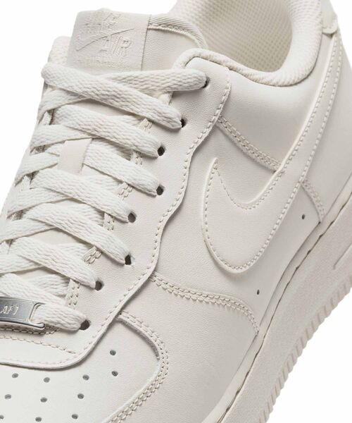 NIKE(ナイキ)の「ナイキ エア フォース 1 '07 メンズシューズ / Nike Air Force 1 '07 Men's Shoes IH1698-003 Light Bone(スニーカー・メンズ・オフホワイト・27/27.5/28/28.5/29/29.5/24/24.5/25/25.5/26/26.5/30)」の7枚目の写真