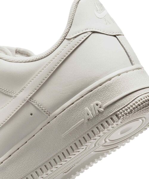 NIKE(ナイキ)の「ナイキ エア フォース 1 '07 メンズシューズ / Nike Air Force 1 '07 Men's Shoes IH1698-003 Light Bone(スニーカー・メンズ・オフホワイト・27/27.5/28/28.5/29/29.5/24/24.5/25/25.5/26/26.5/30)」の8枚目の写真