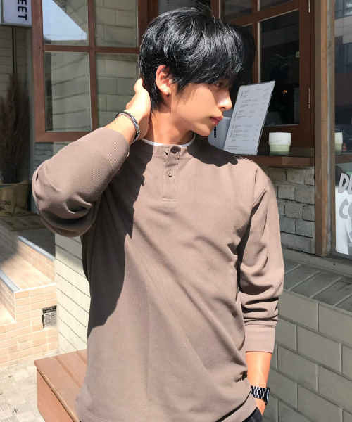 MINDBRIDGE(マインドブリッジ)の「レイヤードヘンリーネックスクラブberサロペットデイリー長袖Tシャツ - 2color(Tシャツ/カットソー・メンズ・ダークベージュ/ブラック・100/105/110/95)」の3枚目の写真