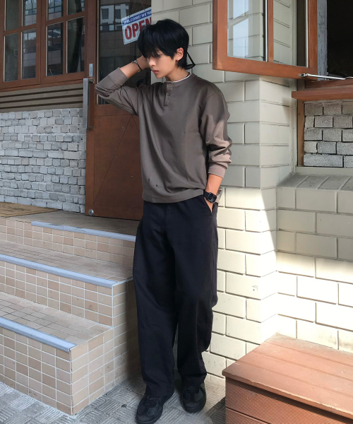MINDBRIDGE(マインドブリッジ)の「レイヤードヘンリーネックスクラブberサロペットデイリー長袖Tシャツ - 2color(Tシャツ/カットソー・メンズ・ダークベージュ/ブラック・100/105/110/95)」の5枚目の写真
