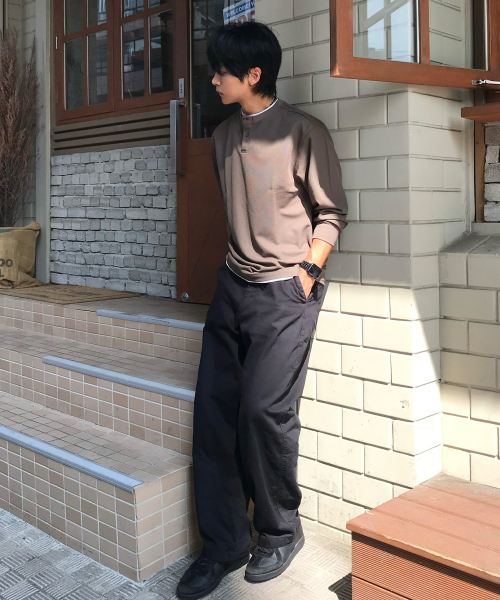 MINDBRIDGE(マインドブリッジ)の「レイヤードヘンリーネックスクラブberサロペットデイリー長袖Tシャツ - 2color(Tシャツ/カットソー・メンズ・ダークベージュ/ブラック・100/105/110/95)」の6枚目の写真