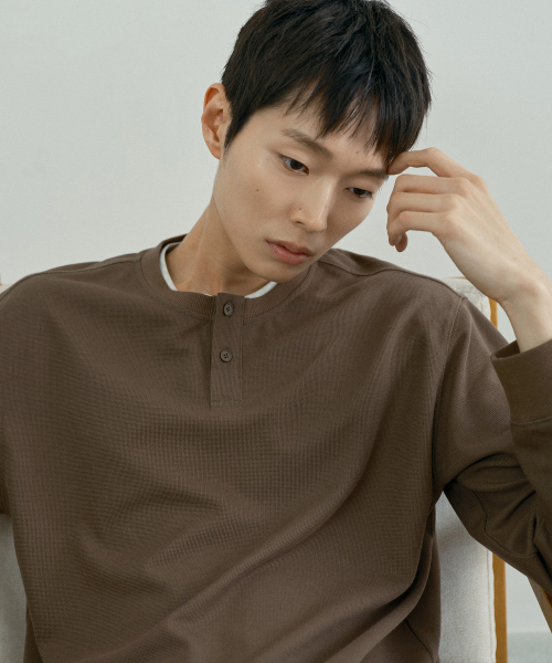MINDBRIDGE(マインドブリッジ)の「レイヤードヘンリーネックスクラブberサロペットデイリー長袖Tシャツ - 2color(Tシャツ/カットソー・メンズ・ダークベージュ/ブラック・100/105/110/95)」の11枚目の写真