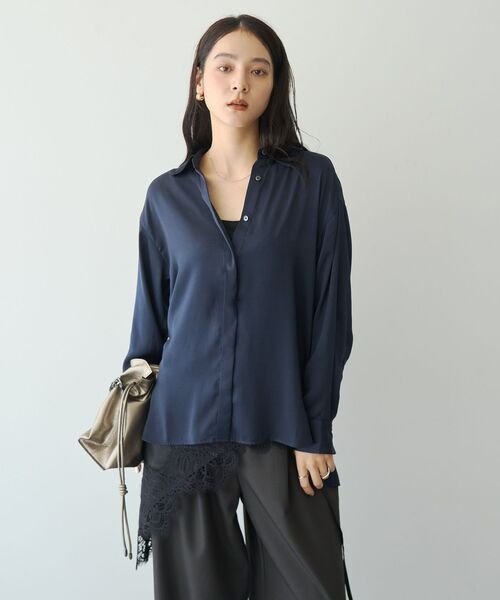 YECCA VECCA(イェッカヴェッカ)の「ヴィンテージサテンシャツ(シャツ/ブラウス・レディース・イエロー/アイボリー/ネイビー/ブルー・FREE)」の3枚目の写真