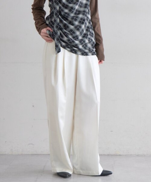 SHENERY（シーナリー）の「【SET UP】レザーライクタックパンツ（その他パンツ・レディース・ホワイト/ブラウン・38/36）」の2枚目の写真