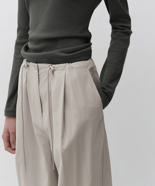MUSINSA STANDARD WOMAN（ムシンサスタンダードウーマン）の「ウィメンズバルーンパラシュートパンツ [ダスティクリーム]（スウェットパンツ・レディース・その他・24/26/28/30）」の5枚目の写真